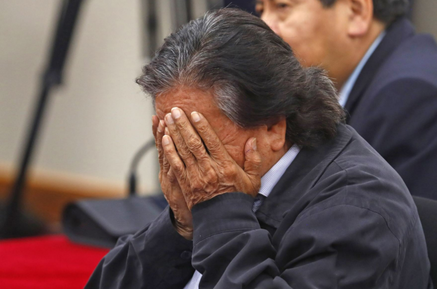 TOLEDO: EL CHIVO EXPIATORIO Larga sería la lista de “anécdotas” donde Toledo hacía más de un papelón como “presidente” pero sin tener realmente poder